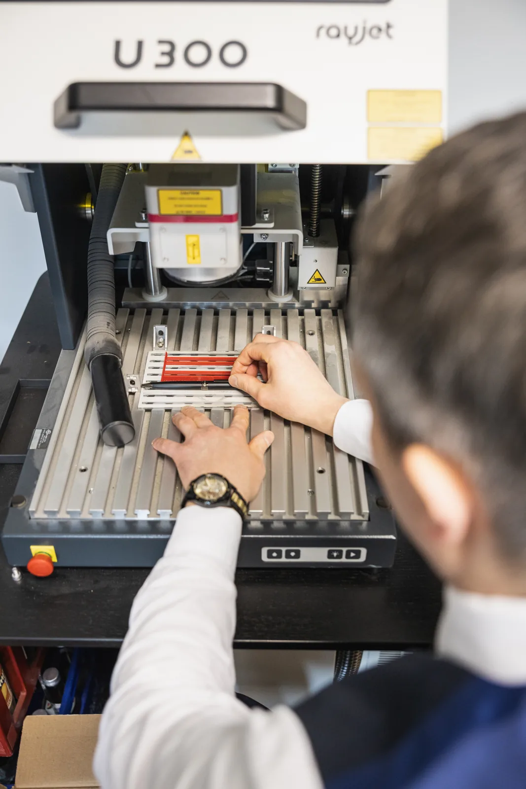 Gravur eines Schreibgeräts in der Hörner-Werkstatt