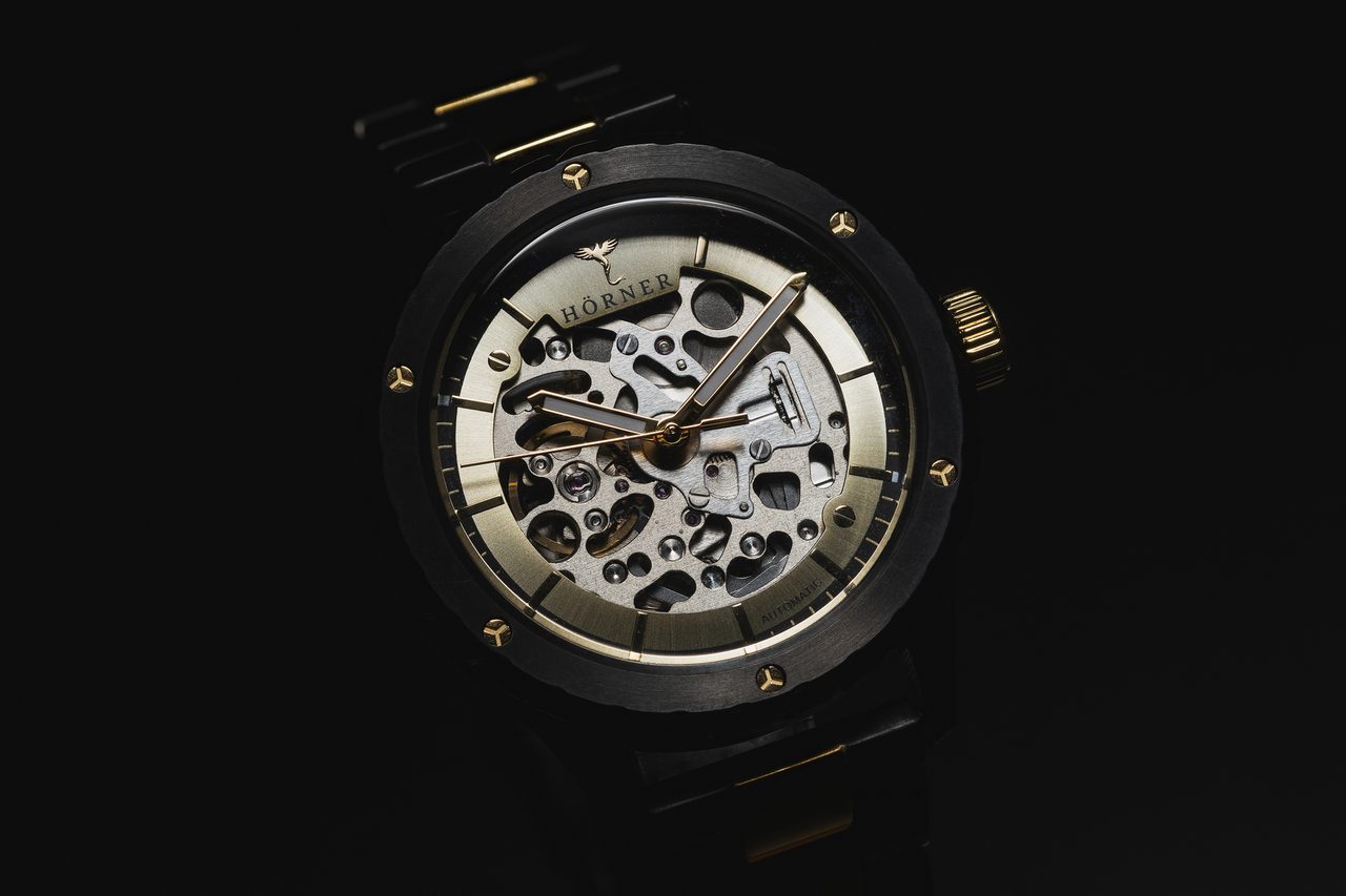 Le mouvement automatique visible d'une montre Pulsar Imperial, un symbole du temps comme cadeau pour le futur papa