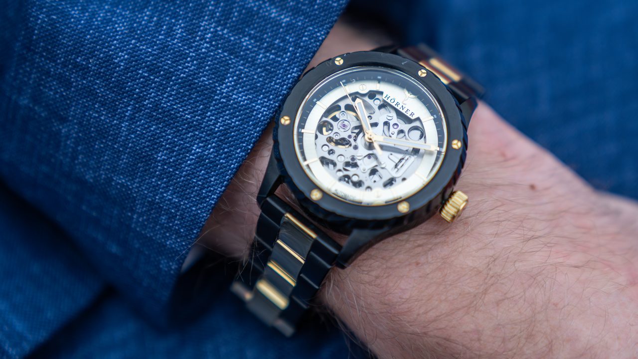 Reloj automático Pulsar de Hörner con esfera esqueletizada en la muñeca junto a una americana azul, como regalo de selectividad