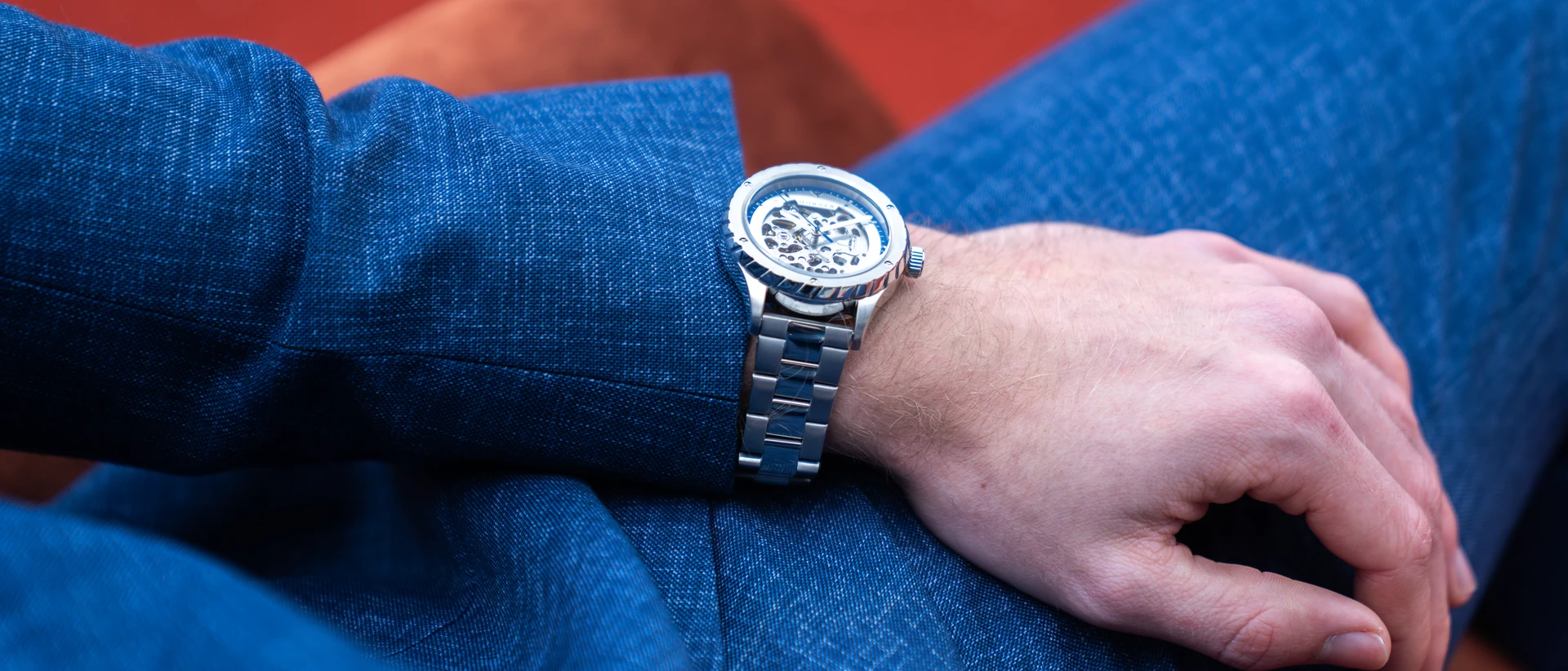 Montre automatique Hörner Pulsar avec cadran squeletté au poignet, bureau en arrière-plan