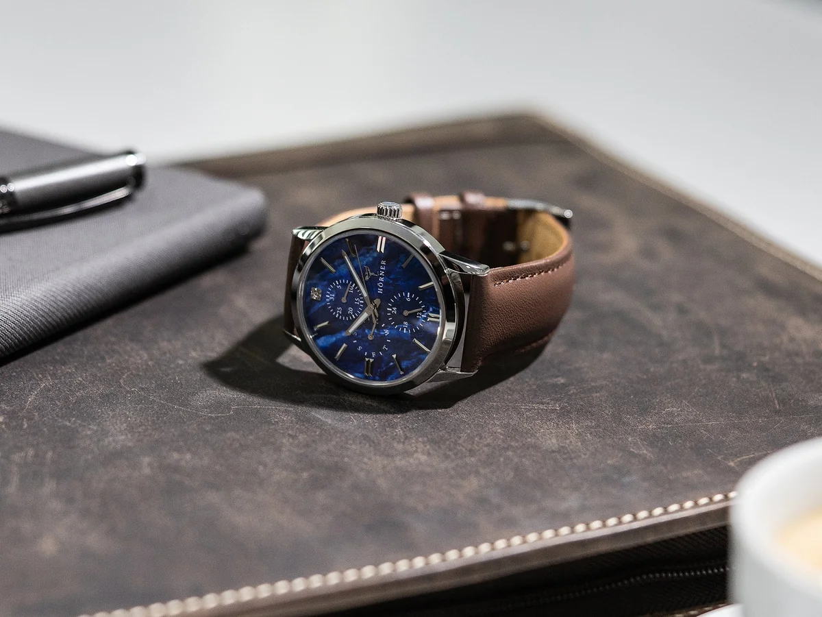 Montre à quartz Hörner Nova Nebula avec cadran bleu et bracelet en cuir marron