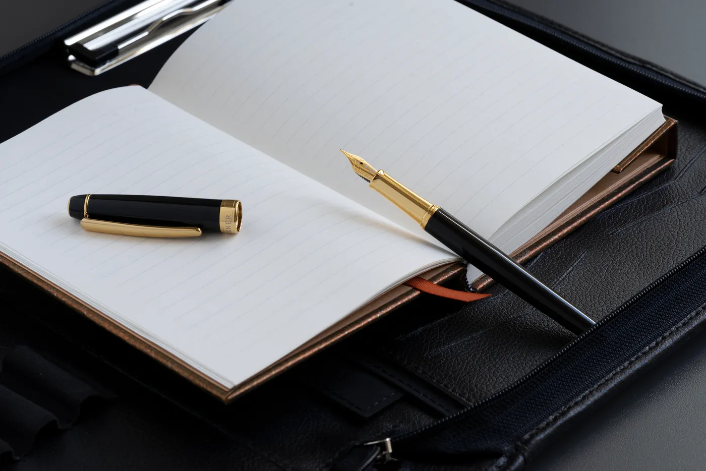 Stylo-plume Hörner Nobilis ouvert sur un carnet ligné dans un organisateur en cuir