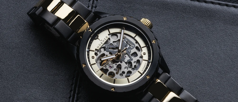 Hörner Pulsar Imperial Automatikuhr mit massivem Gliederarmband in Schwarz-Gold auf schwarzem Leder