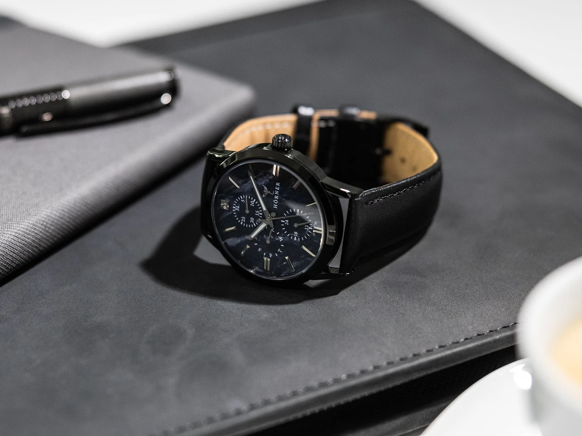 Reloj de cuarzo Hörner Nova Eclipse con caja de PVD negro y correa de cuero negra