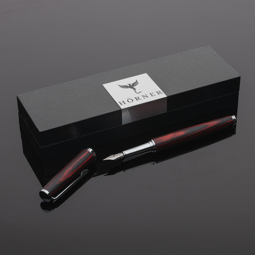 La pluma estilográfica Hörner Primus Flamaris en una toma ambiental, un instrumento de escritura elegante como regalo personal de compromiso