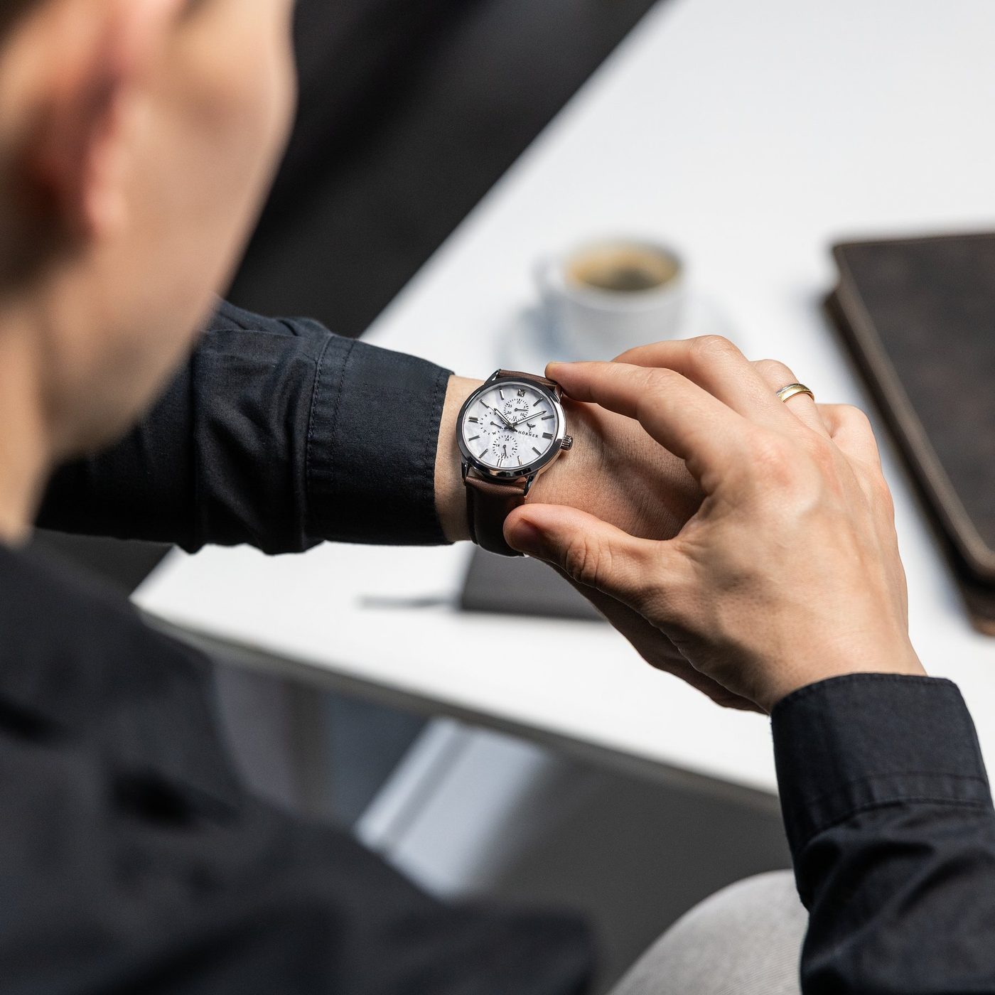 Une montre-bracelet au poignet, symbole de la question de l'étanchéité réelle d'une montre au quotidien