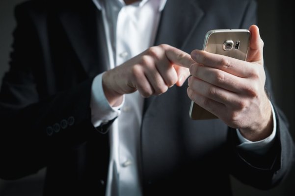 Mann mit Handy
