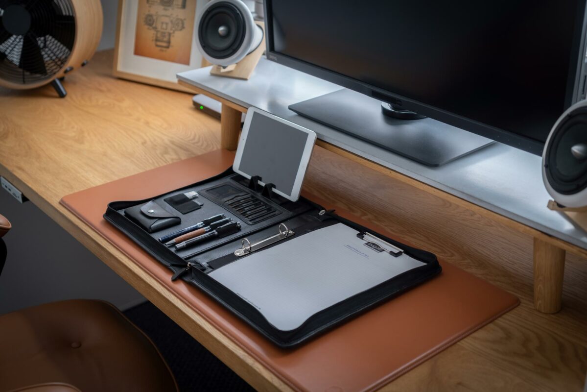 Hörner Berlin I Schreibmappe A4 I 13 Zoll Fach für Tablet I Designed in Germany