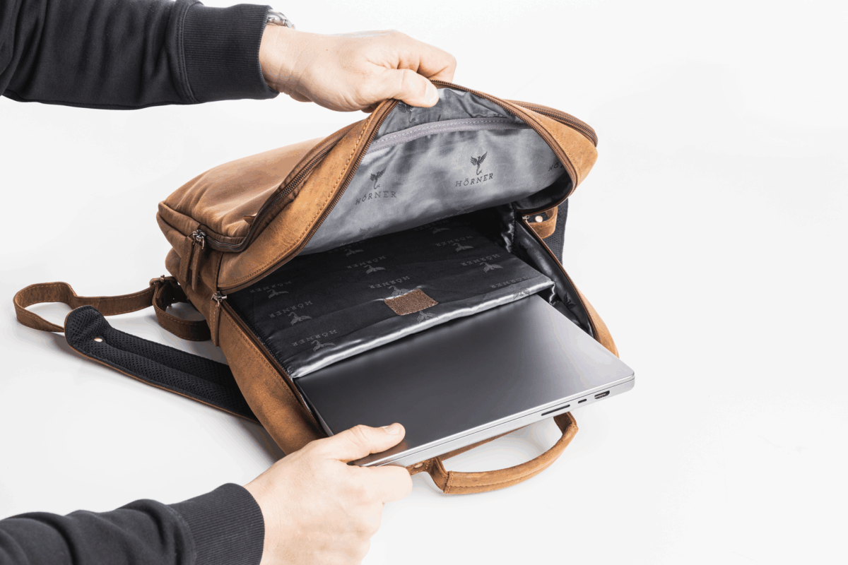 Hörner Saxum Vintage Lederrucksack in cognacfarbenem Echtleder, getragen unterwegs
