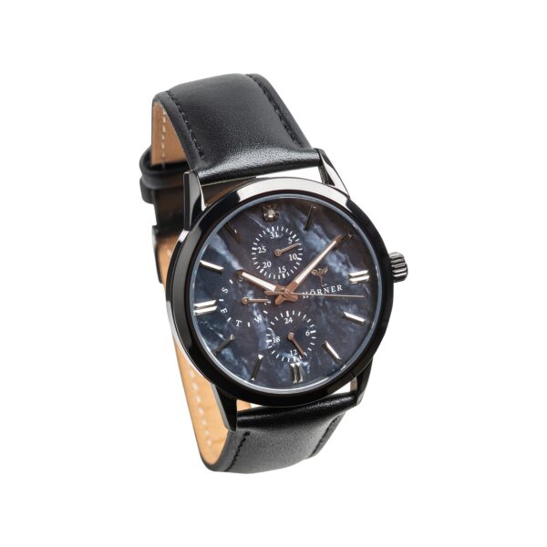 Hörner Nova Eclipse in der Schrägansicht, Schwarz-PVD Gehäuse und schwarzes italienisches Lederarmband