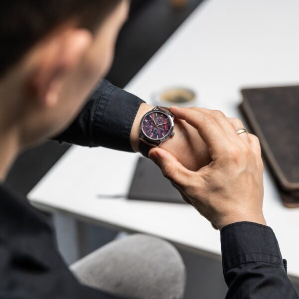 Hörner Nova Ember am Handgelenk, Business-Outfit mit dunklem Hemd
