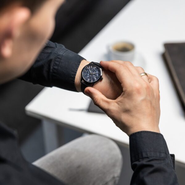 Hörner Nova Midnight am Handgelenk, mitternachtsblaues Zifferblatt im Business-Outfit mit dunklem Sakko