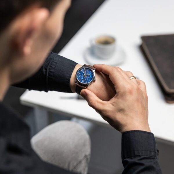 Hörner Nova Nebula am Handgelenk, Business-Outfit mit dunkelblauem Hemd